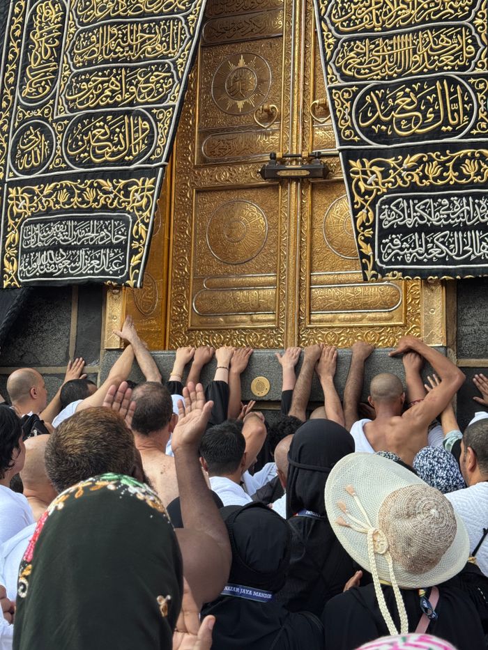 Services Faithful pilgrims gathered in prayer at the sacred Kaaba in Mecca, capturing a moment of devotion.
